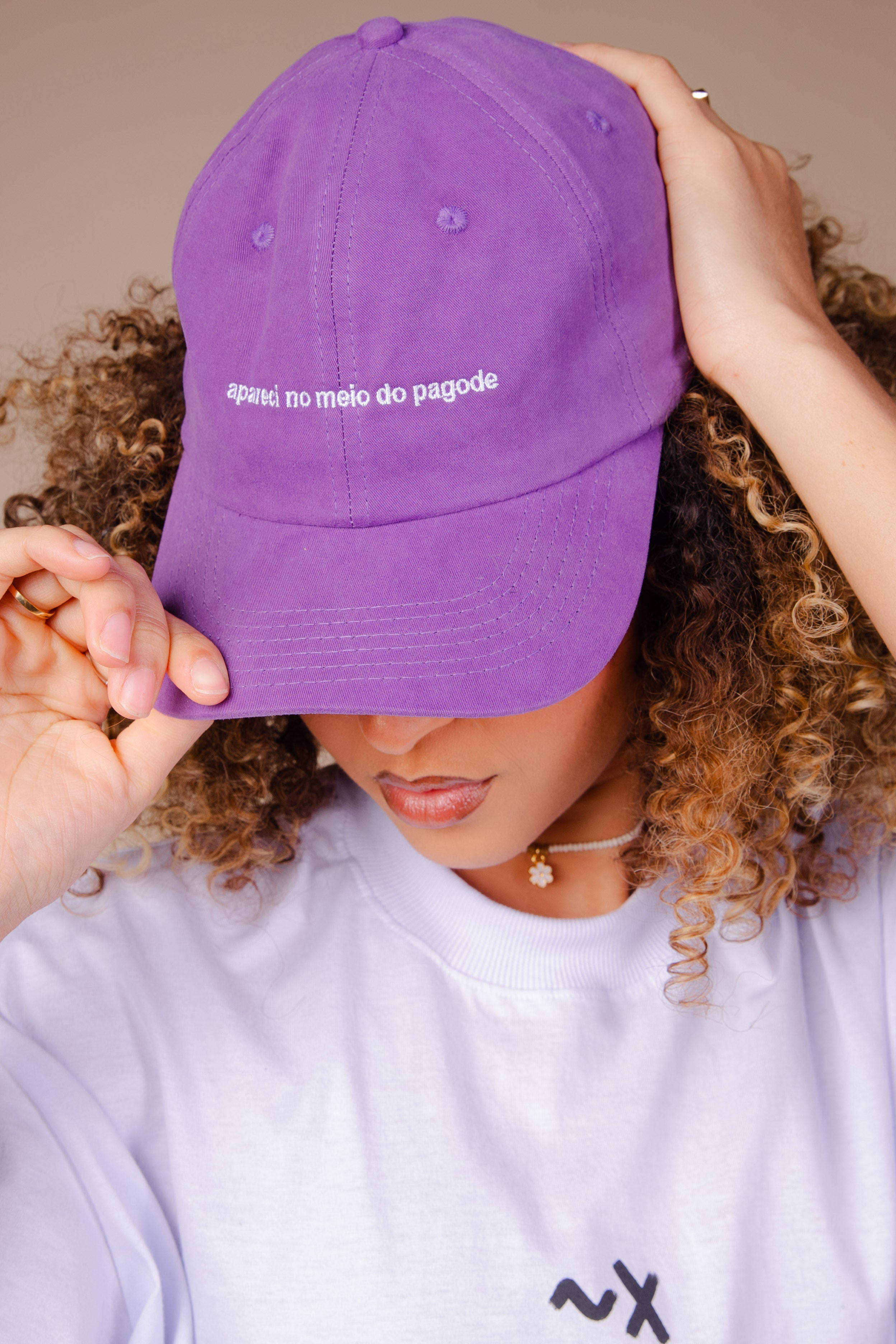 BONÉ ROXO DAD HAT - APARECI NO MEIO DO PAGODE